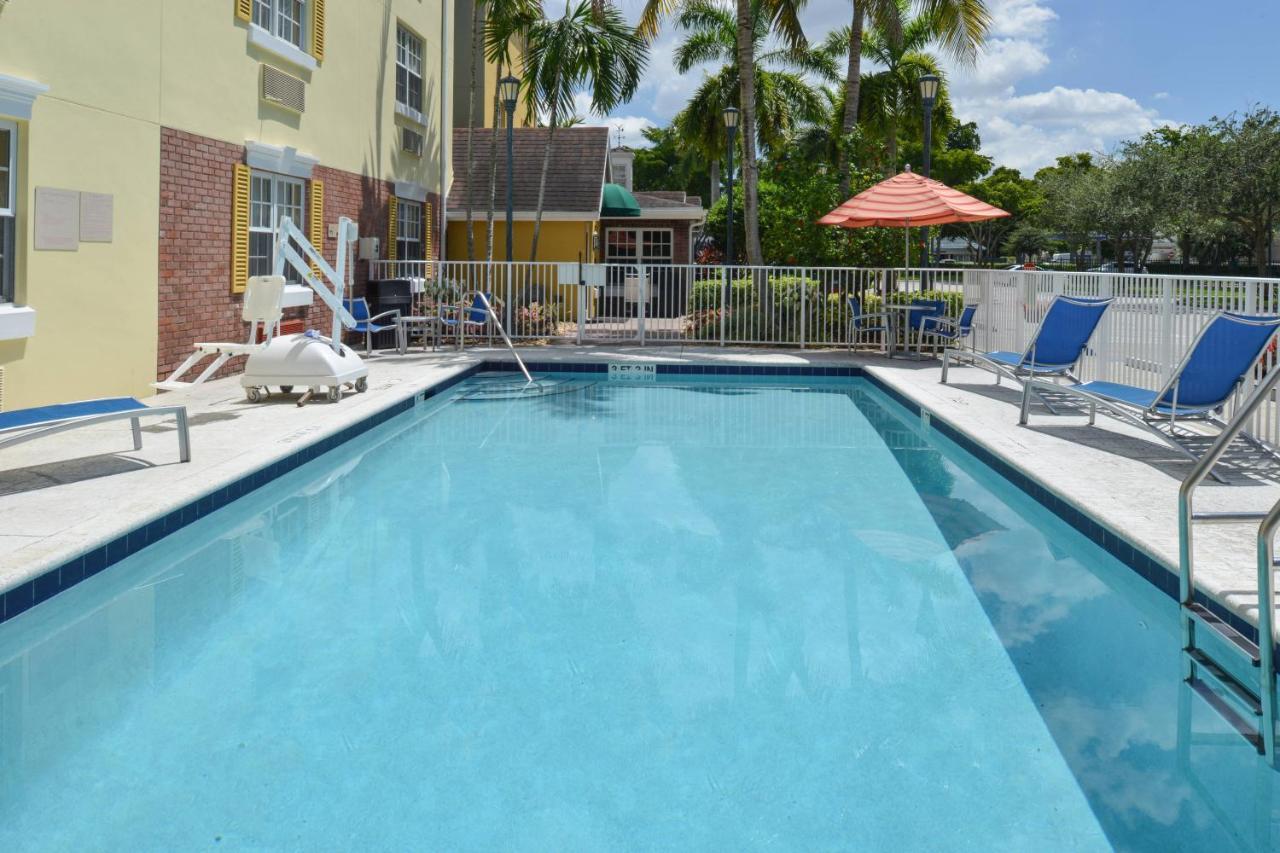 Candlewood Suites Miami Lakes By Ihg Экстерьер фото
